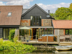 16th Century Cartlodge with private hot tub